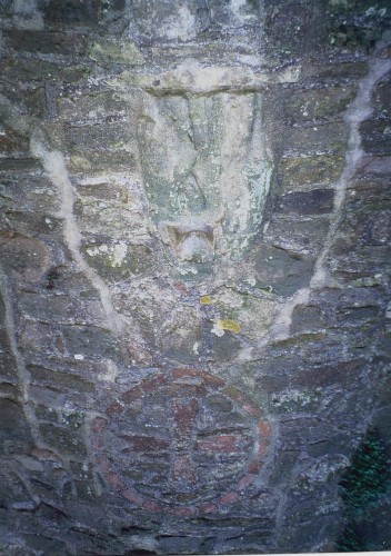 Eingemauertes Kind in der Mauer des Schloss Landestrost - Relief