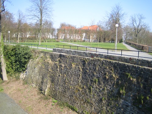 Die Festungsmauer des Weser Renaissance Schlosses Landestrost, Bastion in Neustadt.