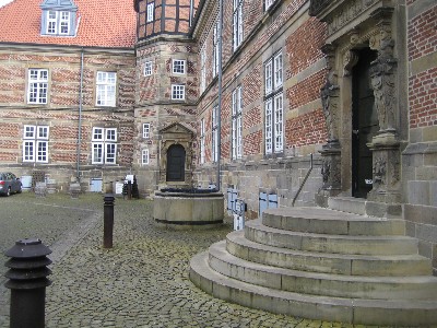 Alter Brunnen zwischen dem Portal und dem Turm des Schlosses Landestrost