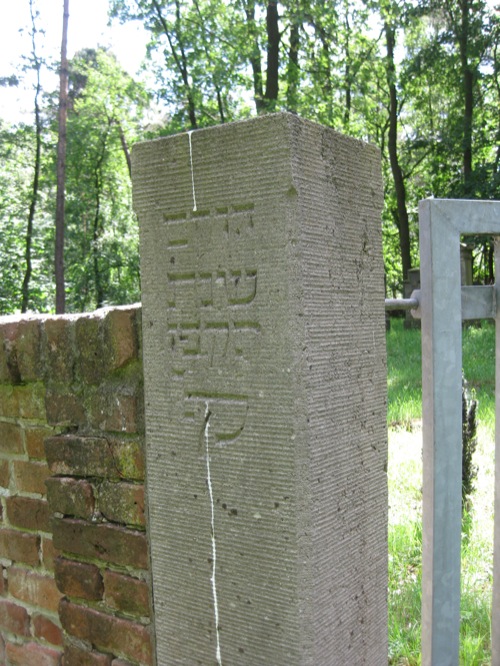 Linker Türpfosten am Eingang zum Friedhof der jüdischen Gemeinde in Neustadt am Rübenberge