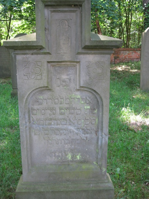 Grabstein auf dem Friedhof der jüdischen Gemeinde in Neustadt Rbge