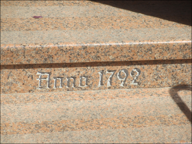 Treppenstufe mit der Markierung 1792
